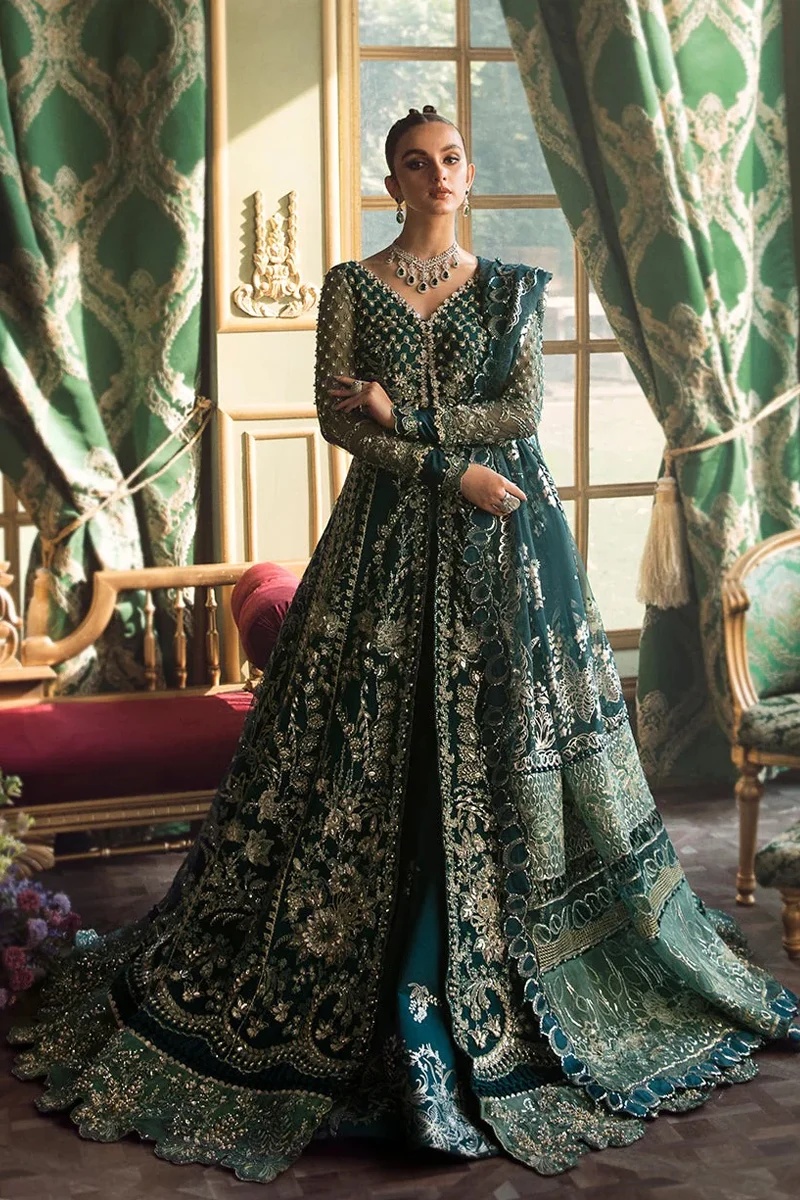 Une Jacinthe pakistani fashion outfit in teal tones.